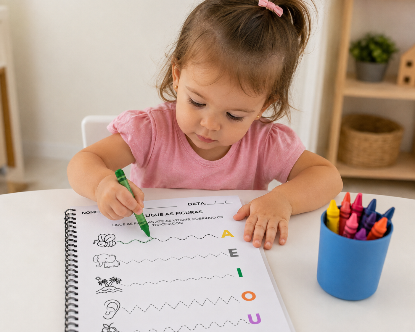 Criança realizando uma atividade educativa com lápis de cor
